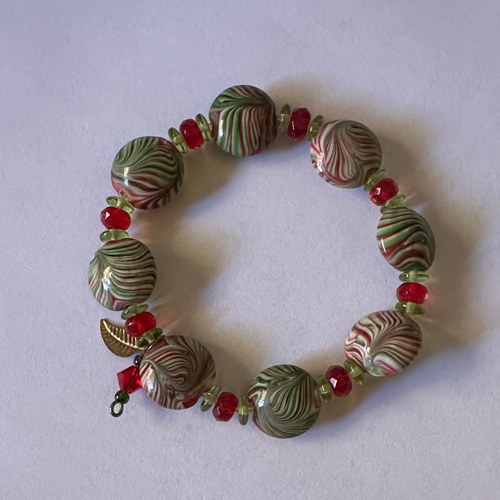 Green and Red Swirl Bead Stretch Bracelet